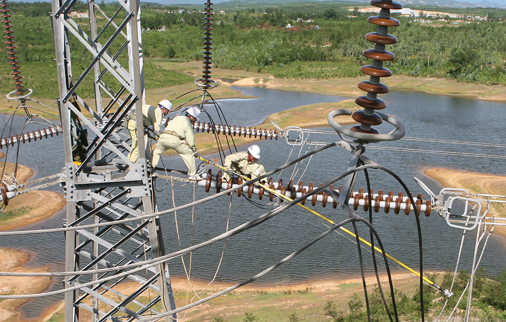 Ngành điện làm theo lời Bác

